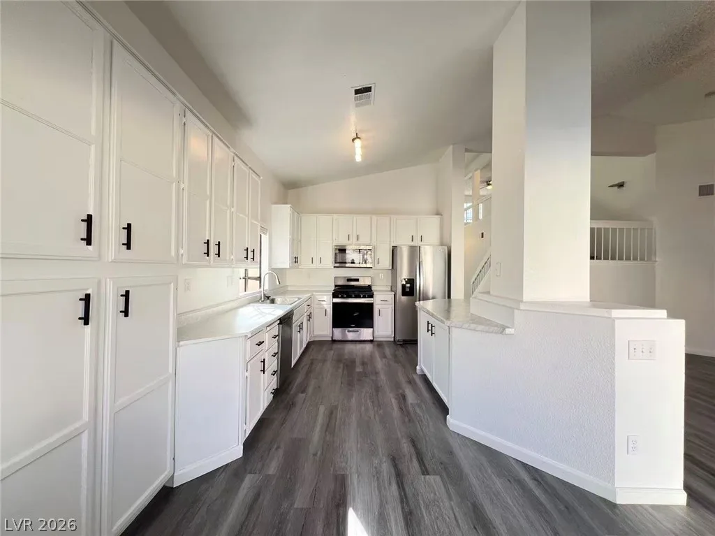 98 Trevor Drive — photo 2