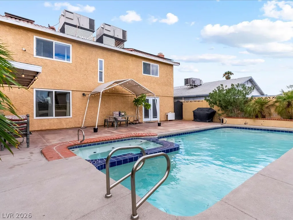 513 Dolores Drive — photo 2