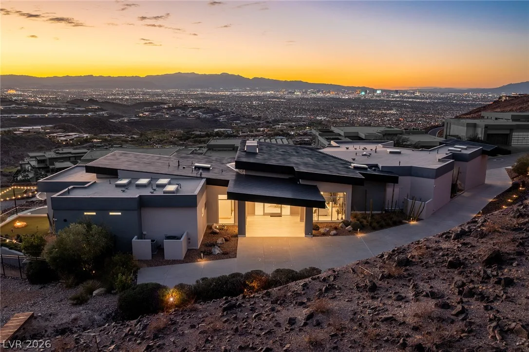 672 Overlook Rim Drive — photo 1