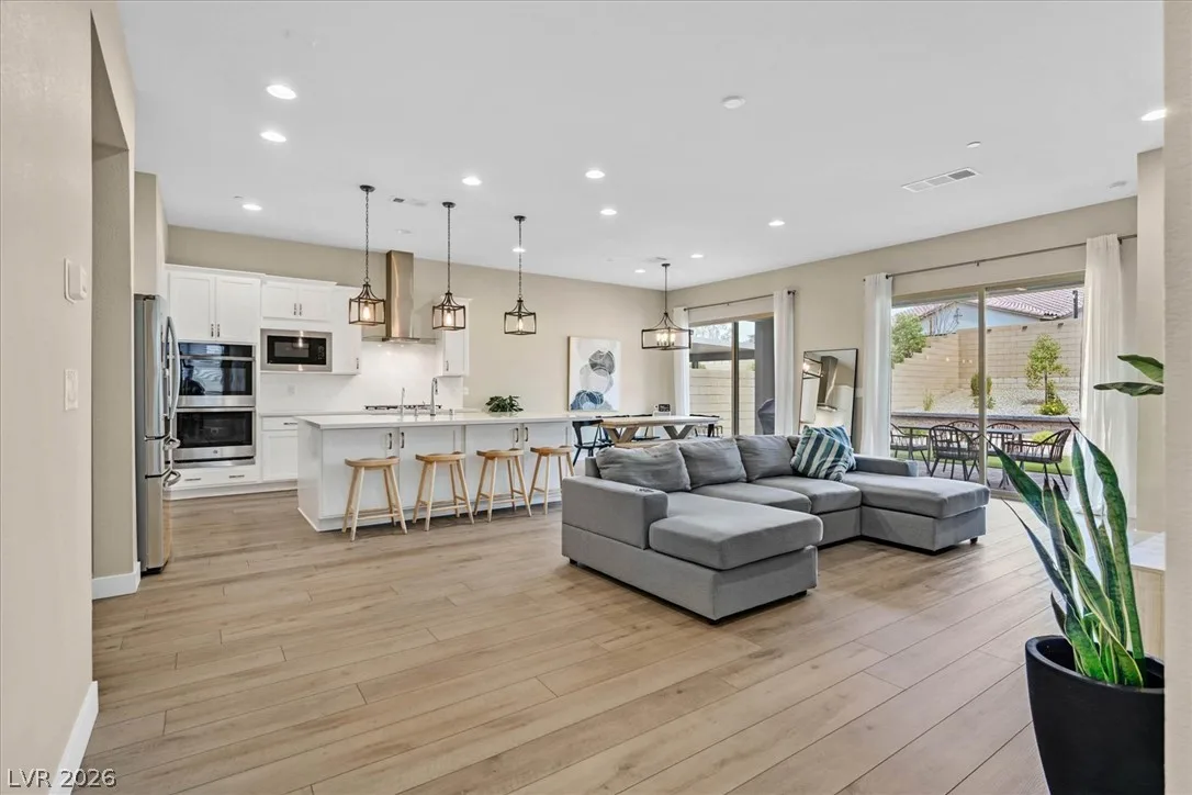552 Comodo Street — photo 5