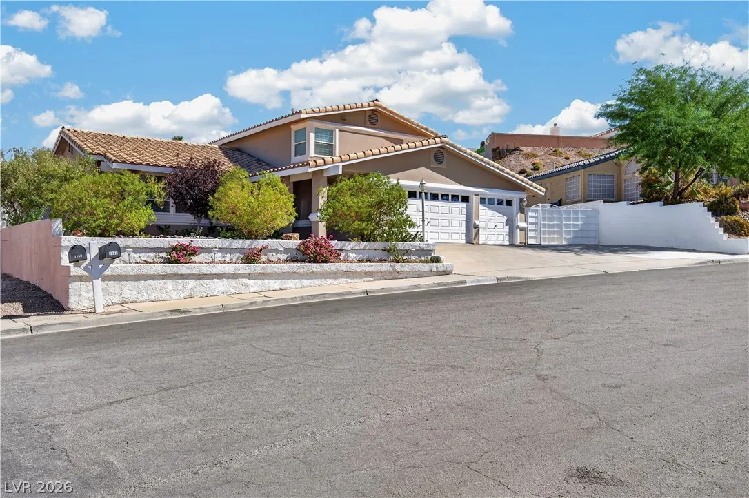 1049 Geranium Drive — photo 2