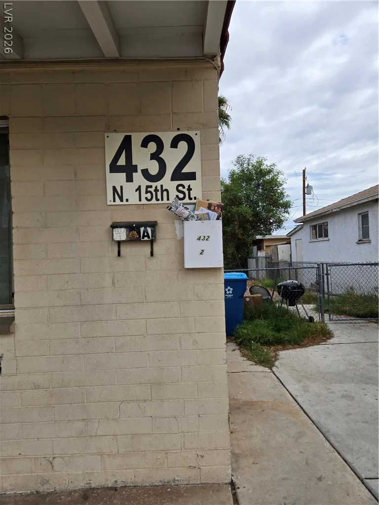 432 15th Street B — photo 1