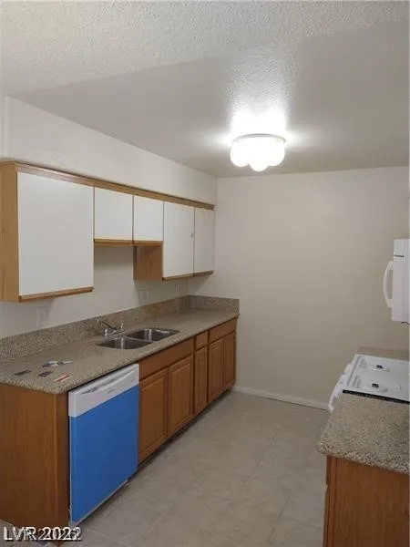 1608 North Torrey Pines Drive 103 — photo 5