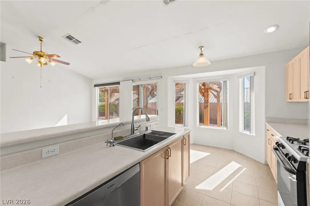 7625 Twisted Pine Avenue — photo 3