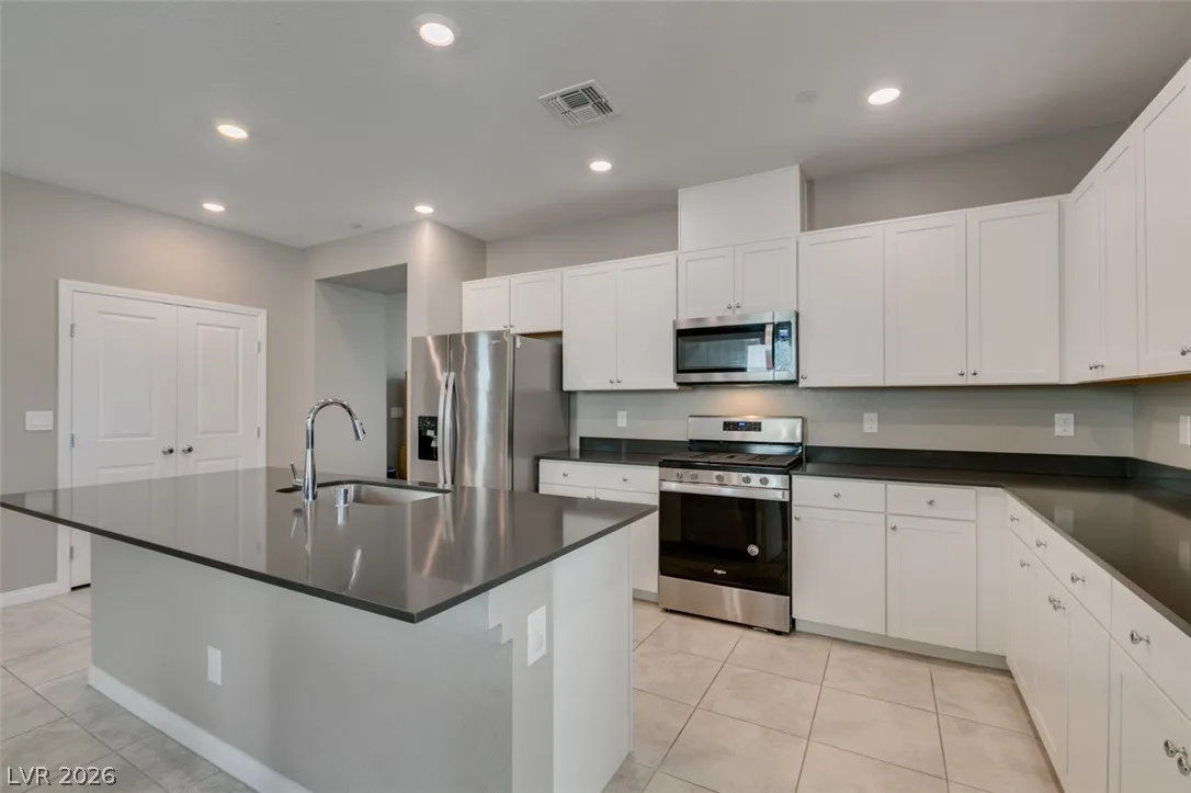 8359 Vinamala Avenue — photo 5 of 29